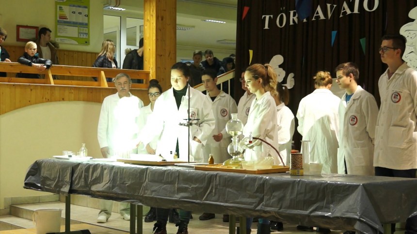 Kémia kísérleti bemutató az Eötvös Gyakorlóban