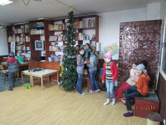 A lábnyiki gyerekek a magyar házban ka-rácsonyfát díszítenek A lábnyiki gyerekek a magyar házban ka-rácsonyfát díszítenek