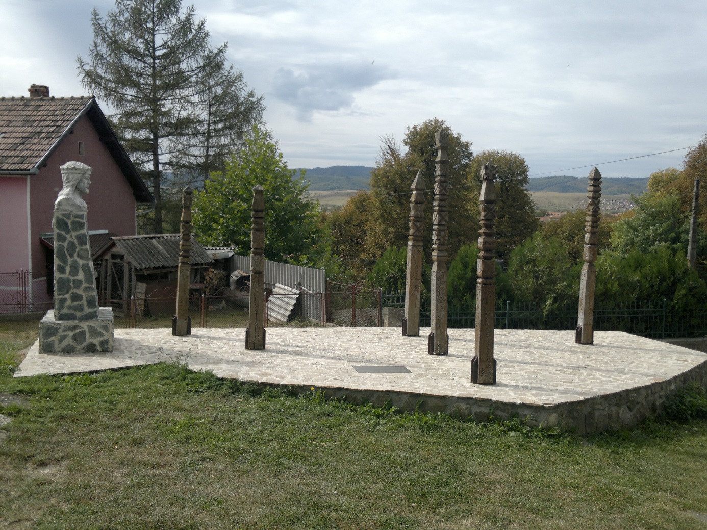 12. Bölön, az „unitárius Róma” temploma előtti Trianon - emlékmű