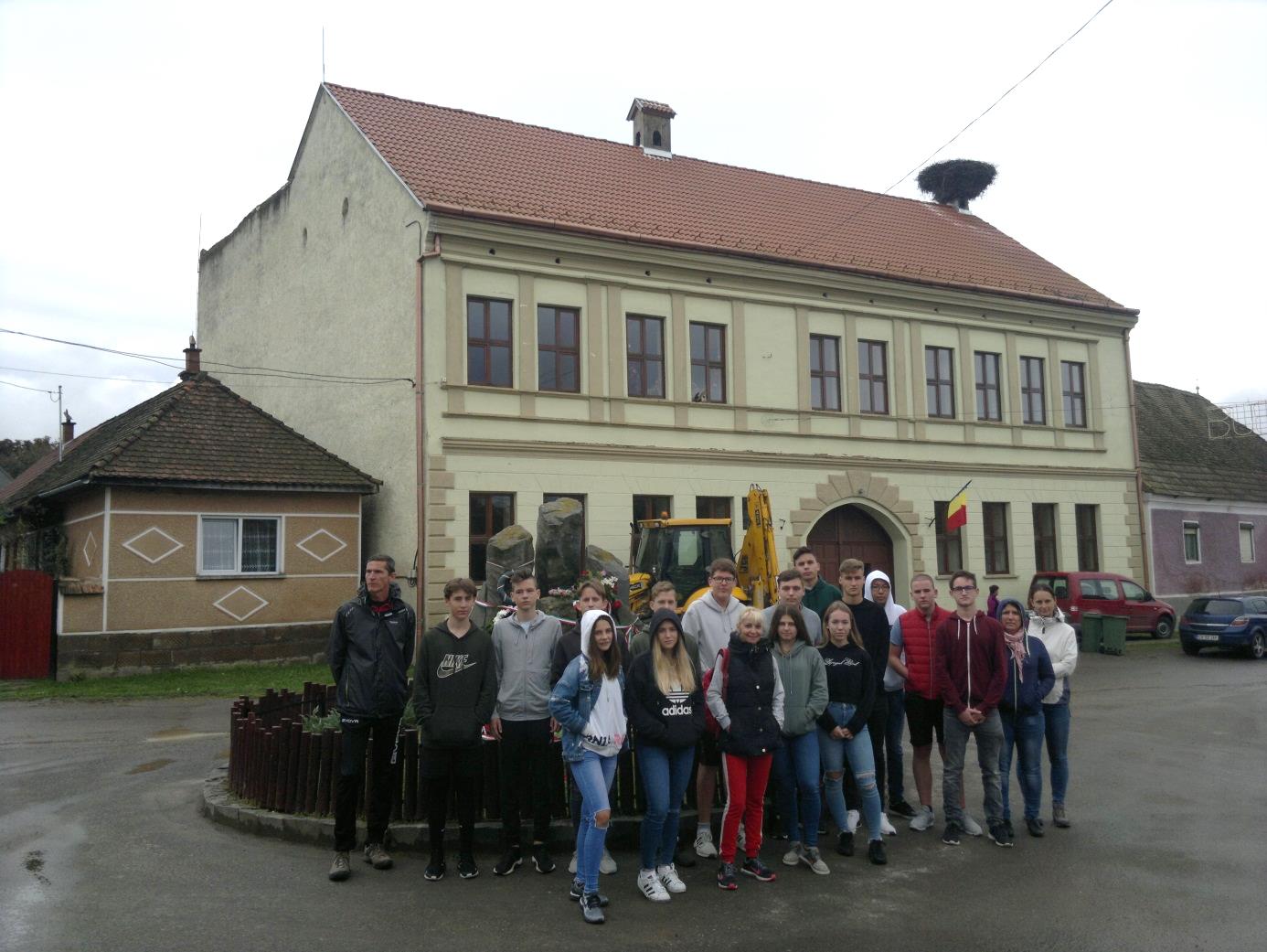 25. A diákok Szárazajtán II. világháborús fiatal székely áldozatok emlékműve előtt