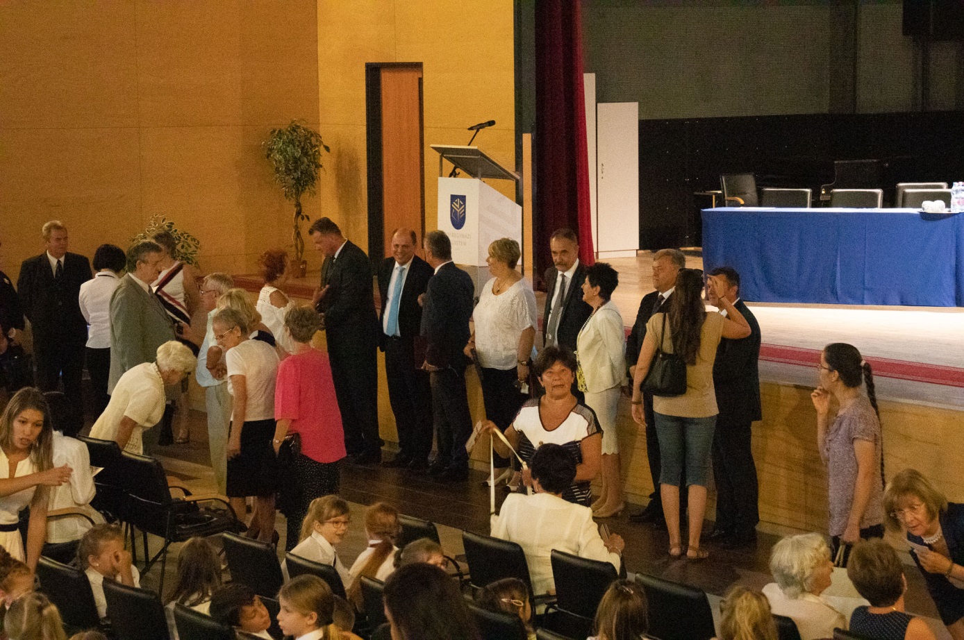 A jubileumi tanévnyitó díszelnökségének tagjai az ünnepség előtt