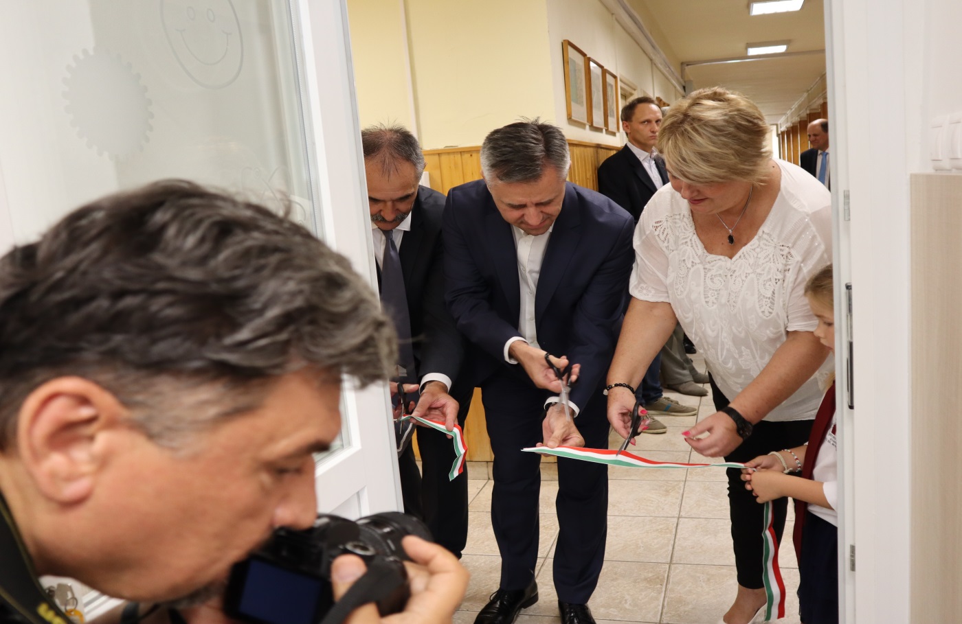 Az ünnepélyes szalagátvágás pillanata