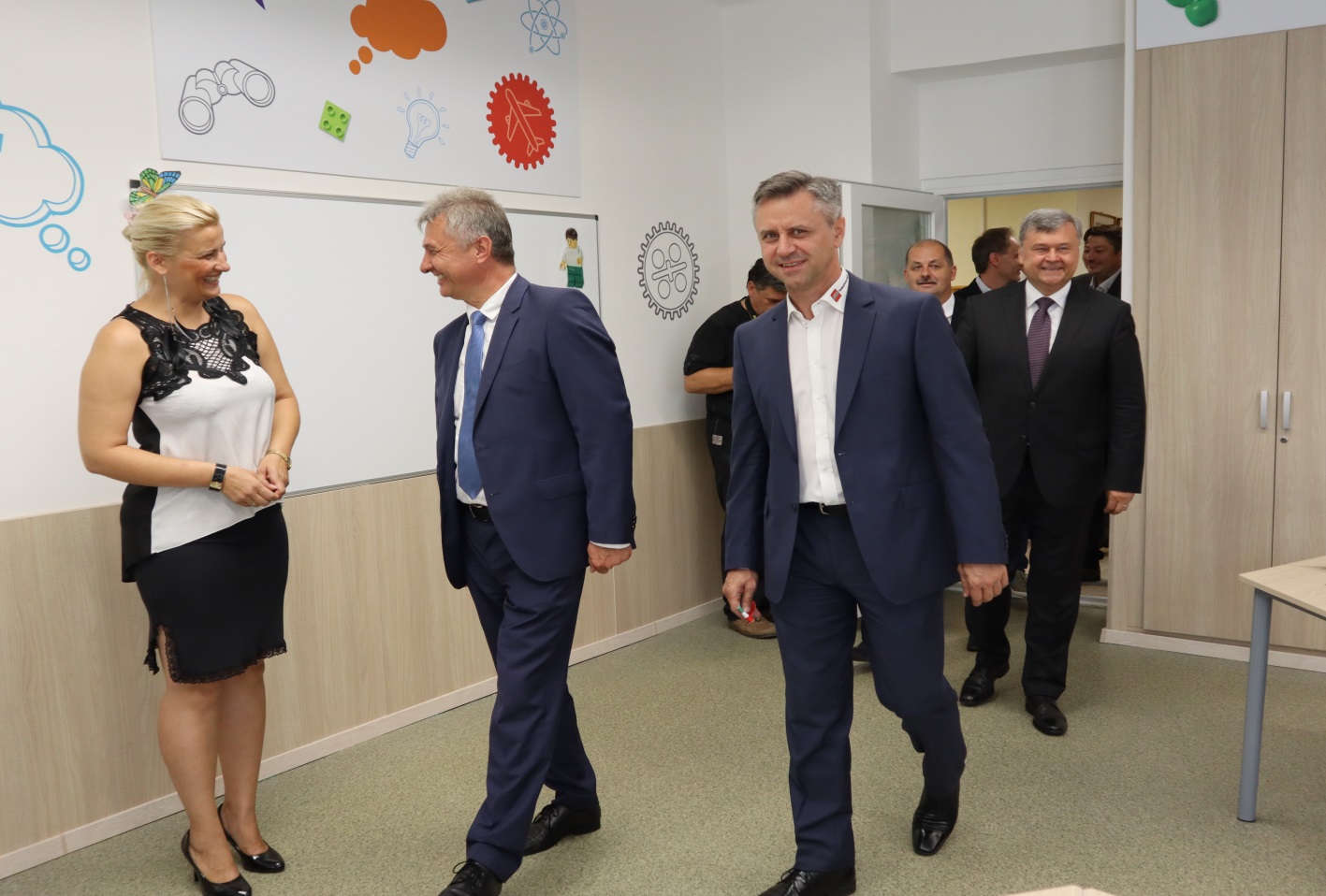 Dr. Vinnai Győzőt, Tóth Csabát és Szabó Istvánt üdvözli Dr. Juhászné Molnár Tünde