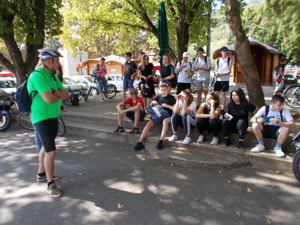 Csoportkép, „rendhagyó” földrajz és történelemóra Tokajban 