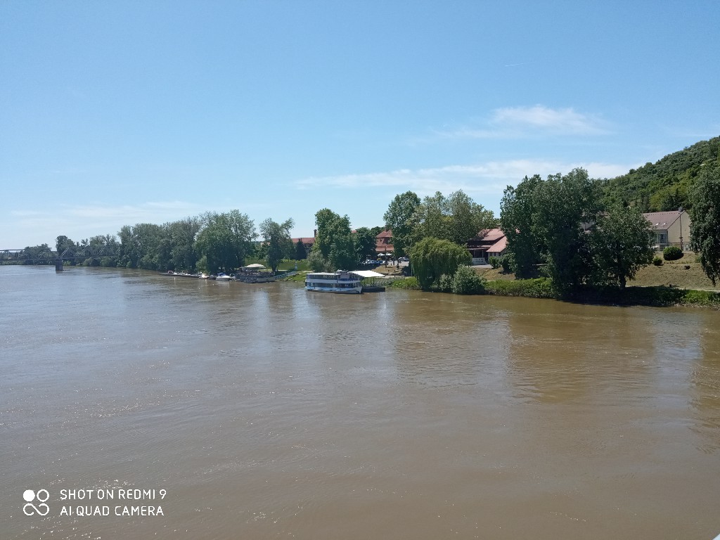 Fotó (24): A hajókikötő a Tisza partán Tokajban