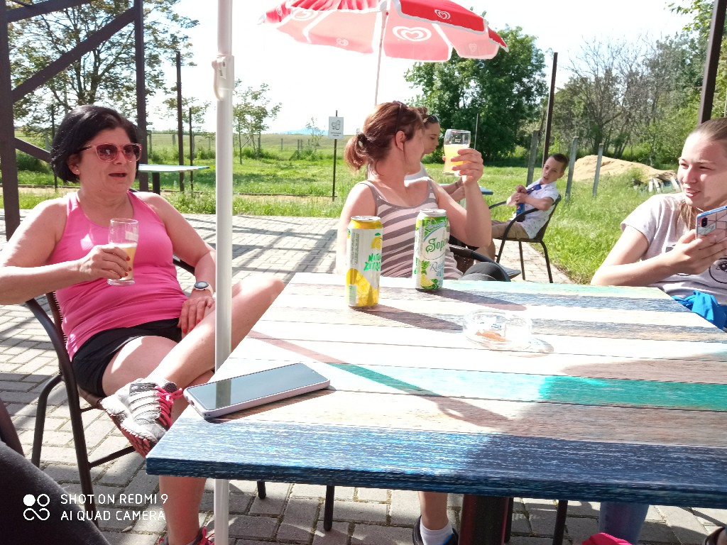 Fotó (33): Pihenő és egy kis üdítő hazafelé tartva, Gyulatanyánál (3)