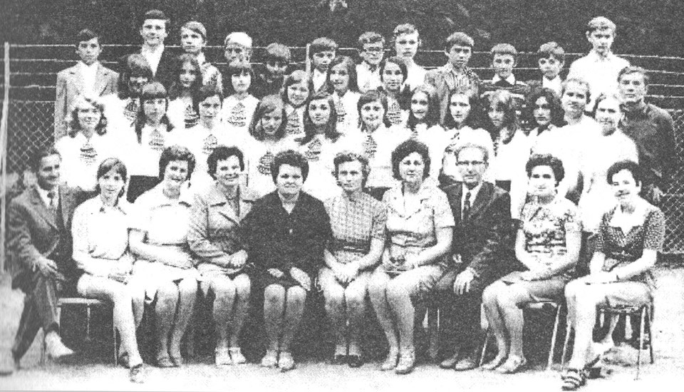 Régi osztálykép az egykori I. sz. Gyakorlóiskolából (Az első sorban balról az 5. Dr. Figula Györgyné látható)